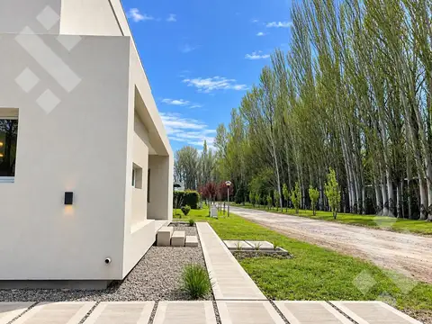 Casa en Venta con 2 cocheras