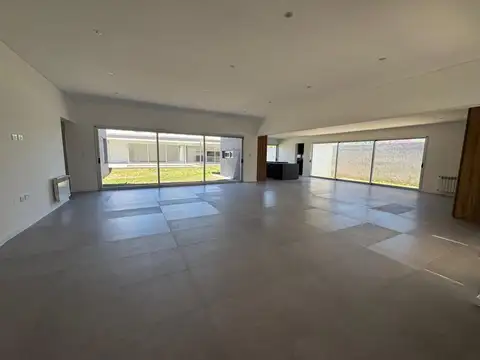 Casa 4 ambientes con 3 baños