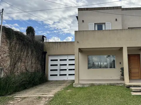 Casa de 3 dormitorios en calle J. J Bastian  al 1300 San Jose