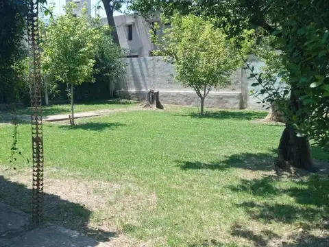 Casa y departamento de dos dormitorios en venta sobre Tomas Garzon 7432