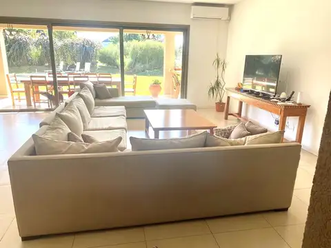 Casa en Venta con 3 cocheras