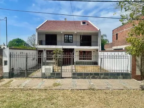 SE VENDE CASA 8 AMBIENTES AV. BELGRANO - LA BANDA