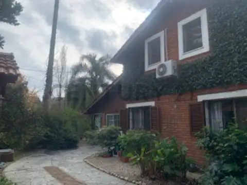 Casa en Venta con 2 cocheras