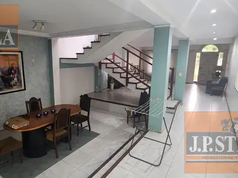 Casa en Venta con 3 cocheras