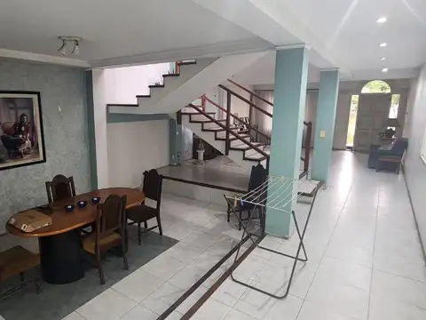 Casa en Venta con 3 cocheras