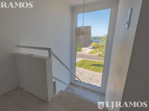 CASA A LA LAGUNA EN VENTA VILLANUEVA CON 4 DORMITORIOS.