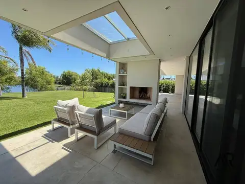 Casa en Venta con 8 cocheras