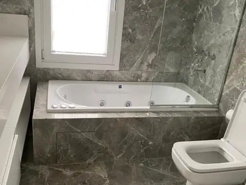 Casa a estrenar, Pilar del Lago