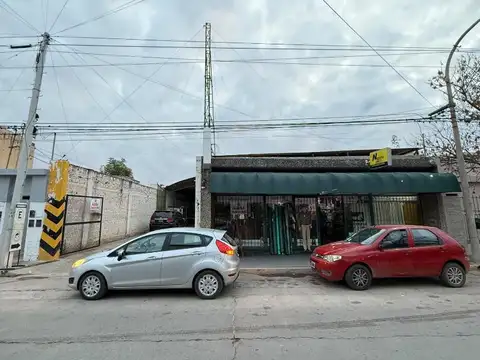 Local comercial con enorme deposito