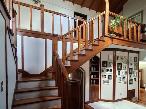 Casa 10 ambientes con 3 baños