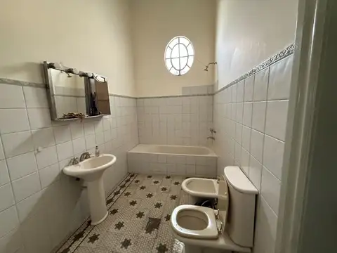 REMAX / VENDE / CASA / CENTRICA / SERVICIOS