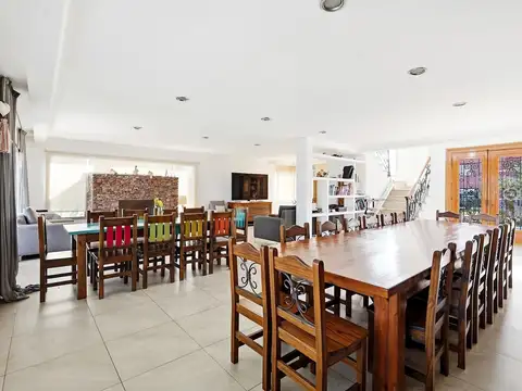 Casa en Venta con 7 cocheras