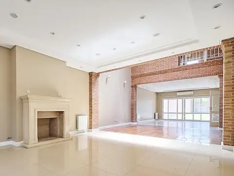 Impecable. Casa de tres plantas con ascensor interno. Villa Urquiza. Pileta. Jardín.