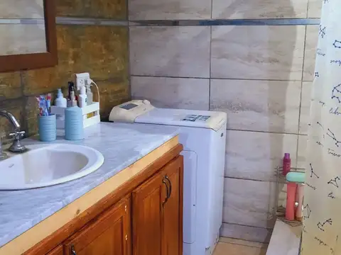 Venta casa 3 ambientes y galpón sobre asfalto