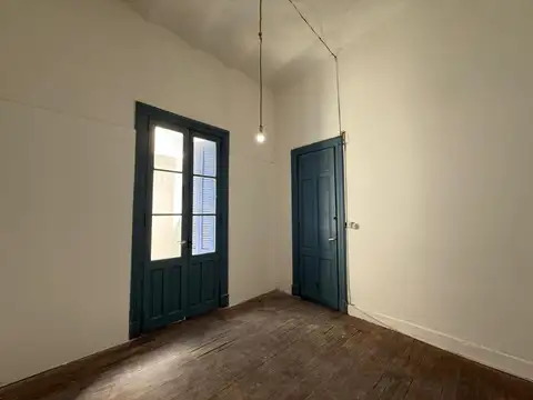 Pasillo en Pichincha. 2 habitaciones amplias, patio. SIN expensas