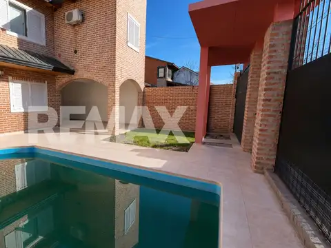 Casa 8 ambientes con 2 baños
