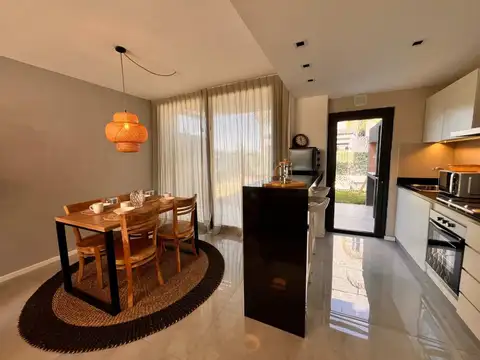Casa 4 ambientes con 2 baños