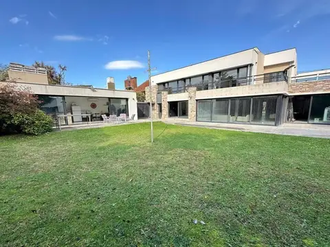 Increible Casa en Barrio Parque Luro