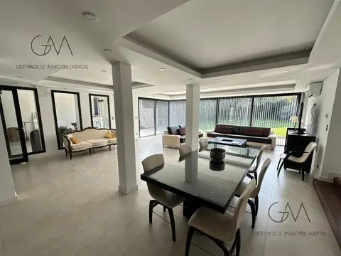 Casa en Venta con 2 cocheras