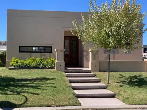 ¡Oportunidad única en el barrio Tipas, Nordelta!Te presentamos esta excelente ca...