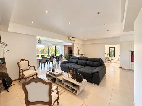 Casa 6 ambientes con 4 baños