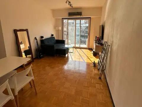 Excelente departamento de 3 ambientes con balcón corrido y cocina independiente. Apto profesional