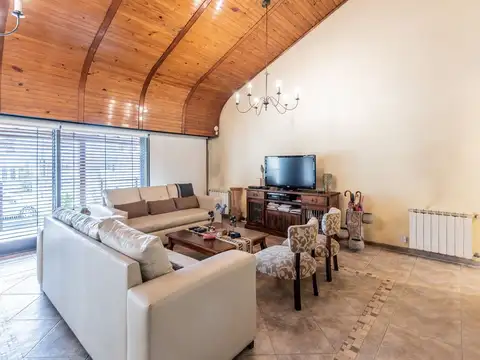Excelente chalet 5 amb. en Barrio Güemes, Haedo