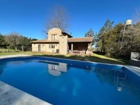Casa en Alquiler con 3 cocheras