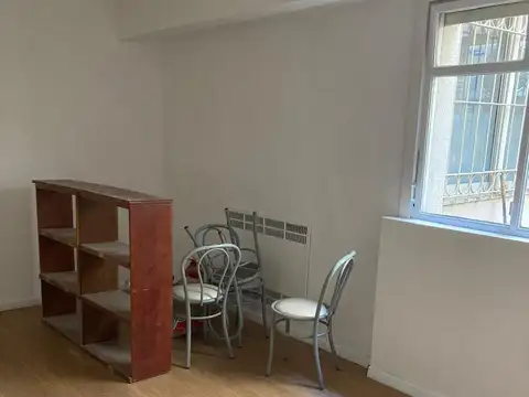 Oficina con recepcion 3 despachos y sala de reunion 2 baños y cocina