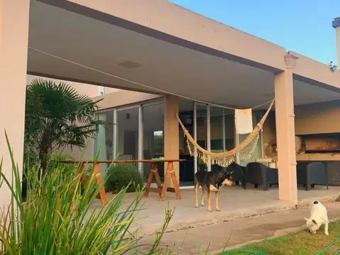 Casa 10 ambientes con 3 baños