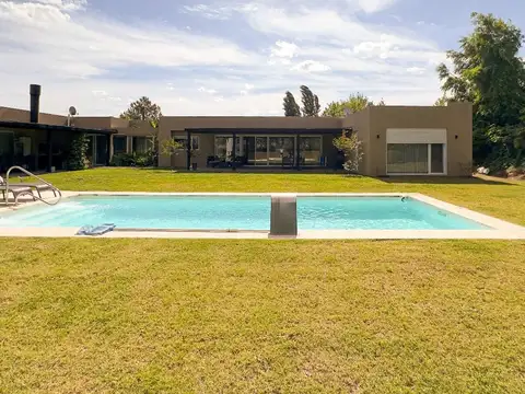 Venta  casa en barrio carmel 5 dormitorios terreno, piscina, parrillero,