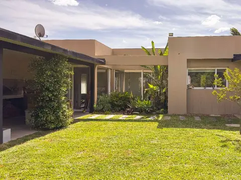 Casa 7 ambientes con 5 baños