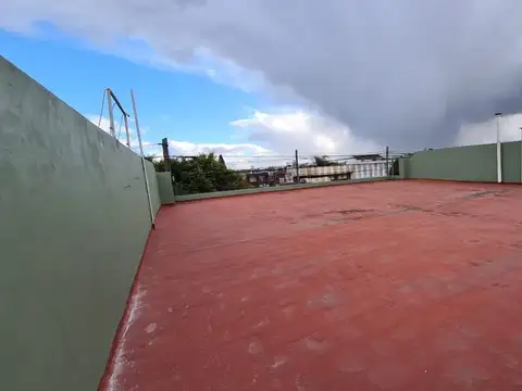EN VENTA EN CASEROS GRAN DEPARTAMENTO DE 3 AMBIENTES EN PLANTA ALTA - FICHA 8279