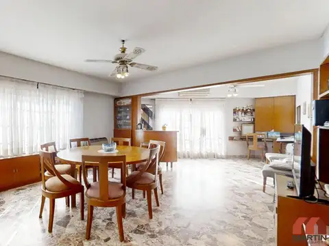 Casa y Departamento de Block de 5 Ambientes en Venta en Olivos con Patio
