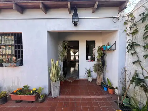 CASA EN VENTA EN LA PLATA  2 DORMITORIOS