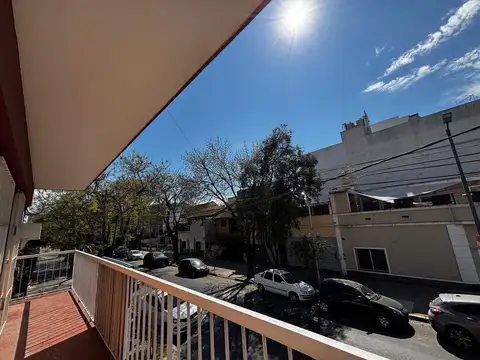 Departamento 4 ambientes con balcón corrido en Devoto