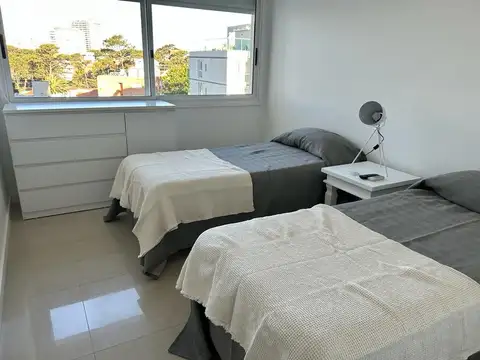 Alquiler departamento de 2 suites más den. A pasos del mar!