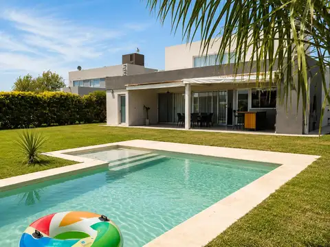 Alquiler: Casa de tres dormitorios amoblada con pileta, galería y parrillero. Puerto Roldán, Roldán