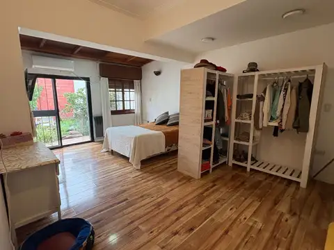 CASA CON COCHERA Y JARDIN EN VENTA LA PLATA