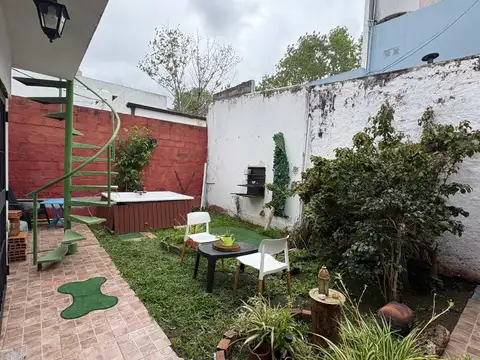 CASA CON COCHERA Y JARDIN EN VENTA LA PLATA