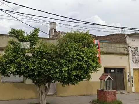 Importante propiedad: Casa más dos amplios galpones para renta