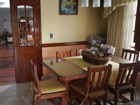 Chalet impecable de 4 dormitorios c/piscina.
