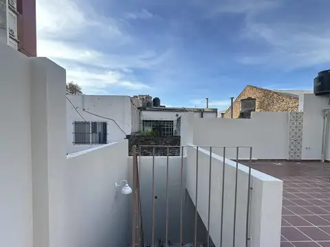 VENTA CASA DE PASILLO DOS DORMITORIOS CON TERRAZA Y PARRILLA EN RODRIGUEZ 1400