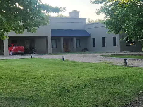 Casa en venta - 4 Dormitorios 3 Baños - Carlos Keen