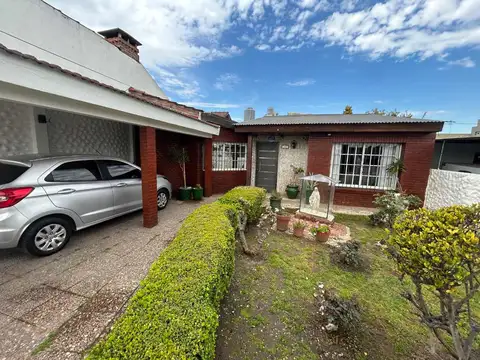 VENTA CASA 4 AMBIENTES MERLO COCHERA Y PILETA