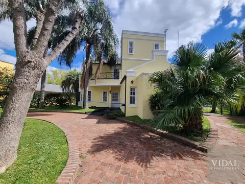 Casa en Venta con 8 cocheras