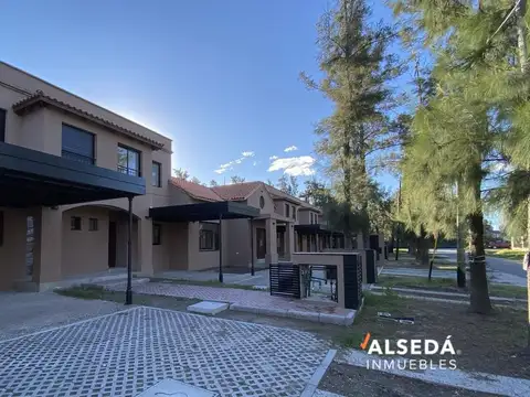 CASA 3 DORMITORIOS CONDOMINIO VENTA FISHERTON ROSARIO