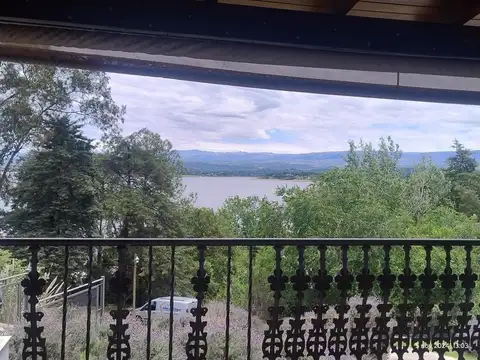 CHALET DE CATEGORIA CON VISTA INIGUALABLE AL LAGO: EXCLUSIVIDAD Y ELEGANCIA