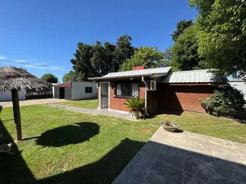CASA CON PILETA EN VENTA - GARÍN CENTRO