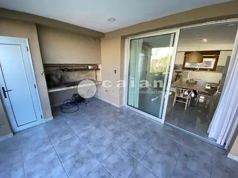 Casa en Venta con 3 cocheras